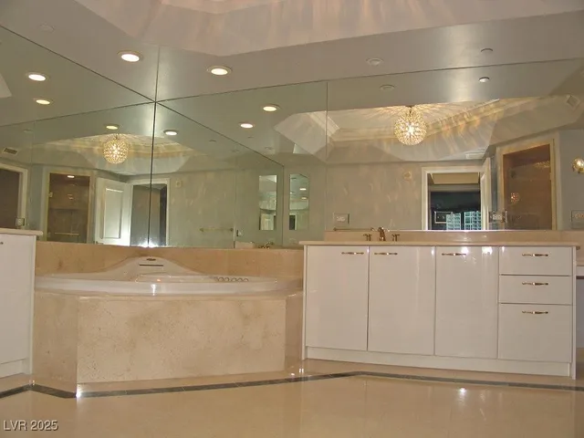 $4,350 | 2747 Paradise Road, Unit 502, Las Vegas, NV 89109