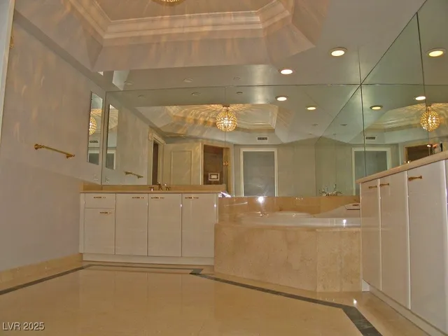 $4,350 | 2747 Paradise Road, Unit 502, Las Vegas, NV 89109