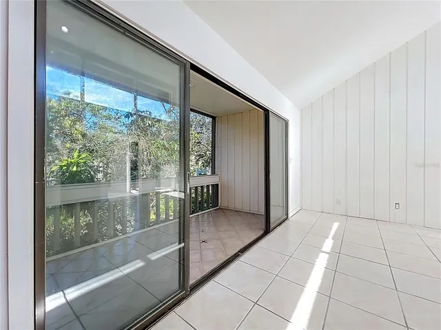 a view of entryway with a floor to ceiling window