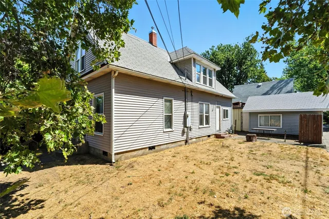 a view of a house with a backyard