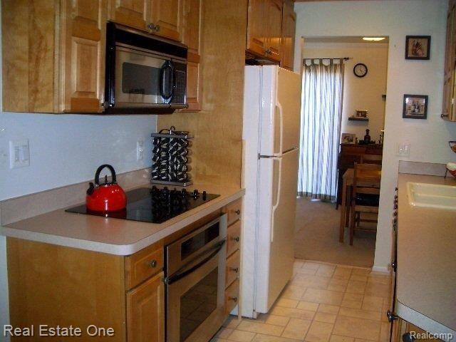 3425 Crooks Road, Unit 3 Royal Oak, MI 48073 - Photo 3 of 9 All appliances stay