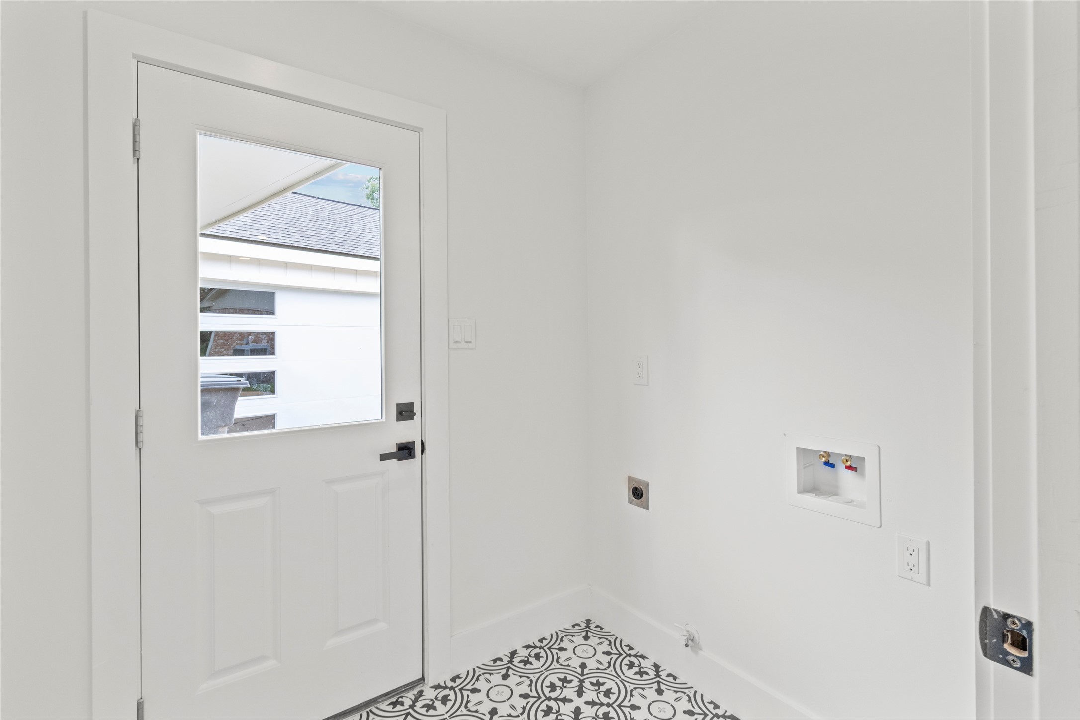 2823 Stetson Lane Houston, TX 77043 - Photo 16 of 19 a bathroom with a window