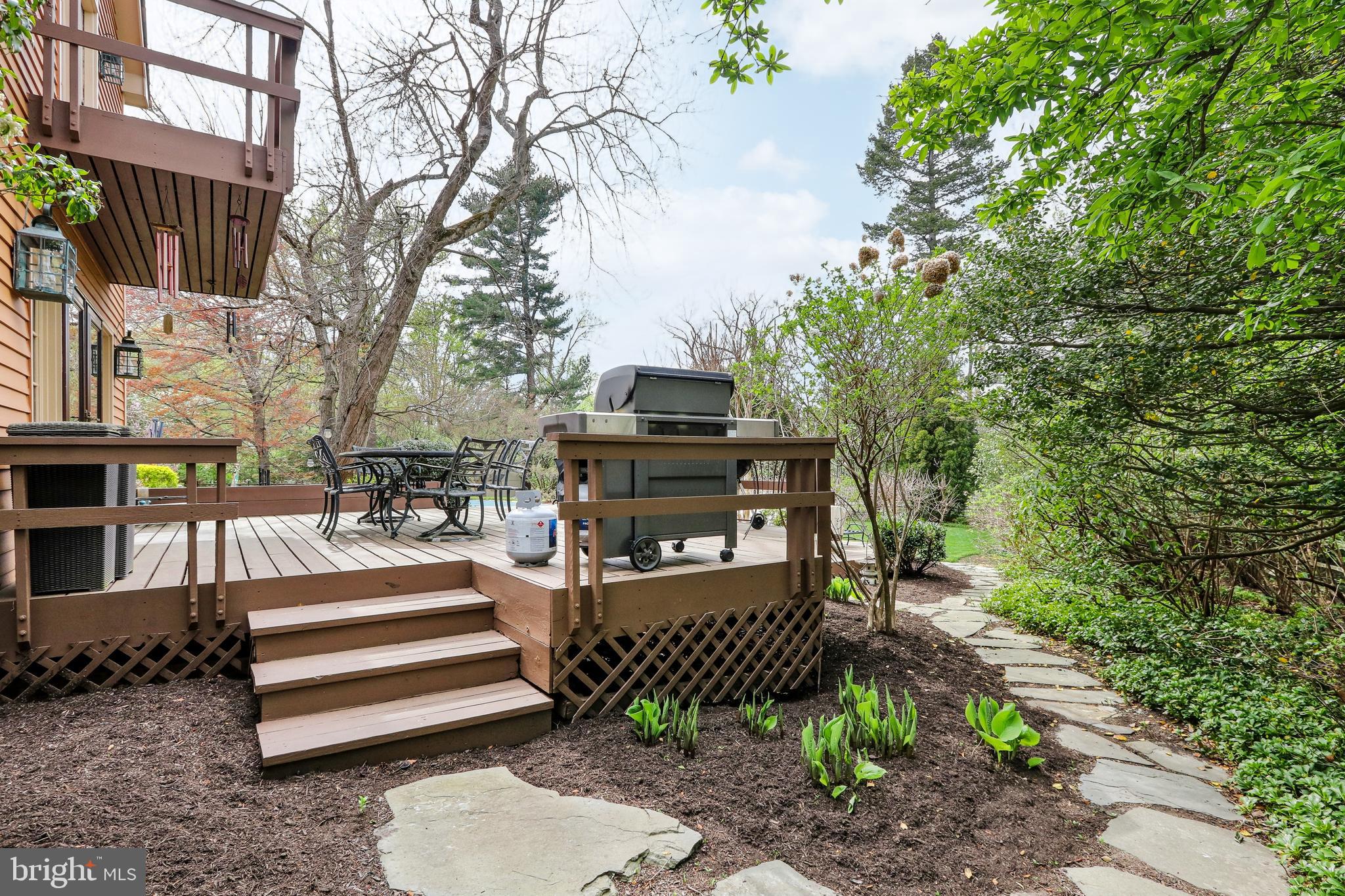 1536 Warner Road Jenkintown, PA 19046 - Photo 5 of 83 right side approach to rear yard