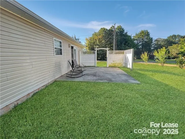 a view of back yard of the house