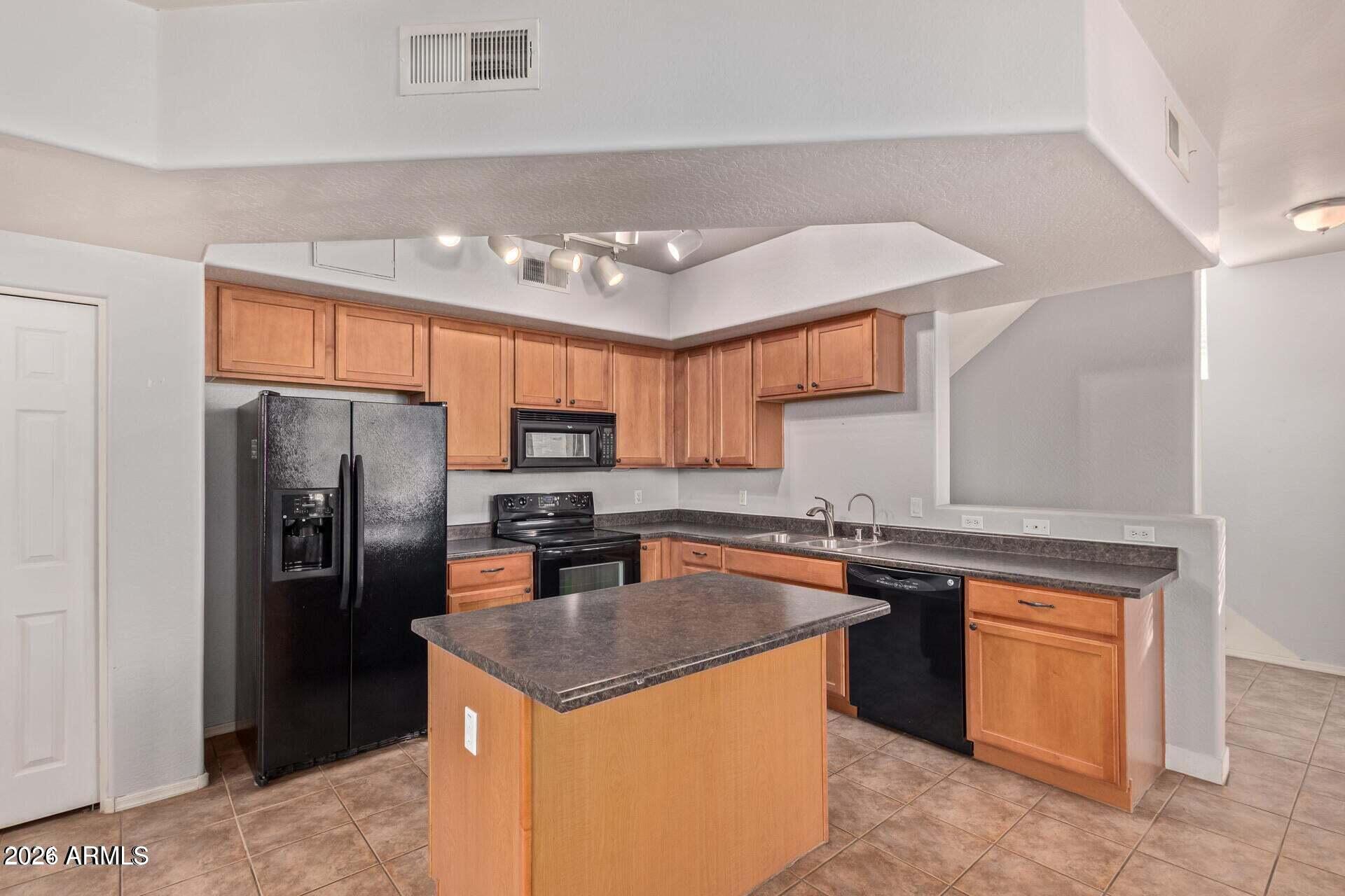 3250 West Greenway Road, Unit 144 Phoenix, AZ 85053 - Photo 11 of 25 IMG_9688