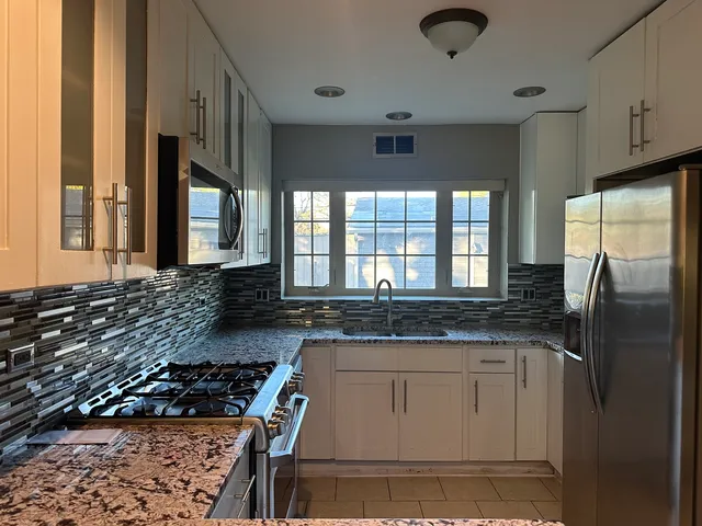 $2,800 | 1600 West 55th Street, La Grange, IL 60525