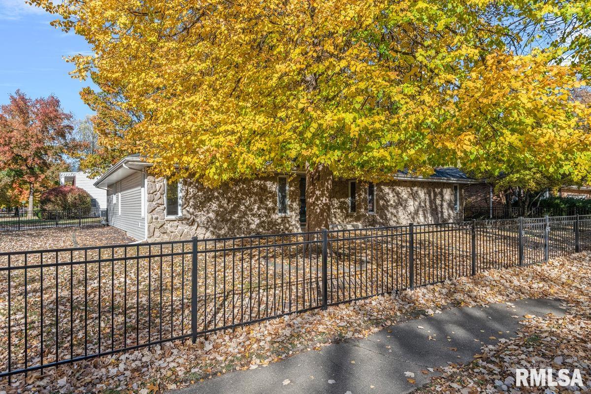 161 Cypress Point Drive Springfield, IL 62704 - Photo 2 of 44