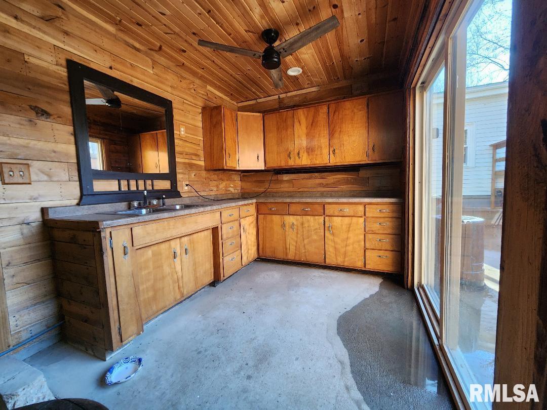 305 Simpson Street Mechanicsburg, IL 62545 - Photo 12 of 33