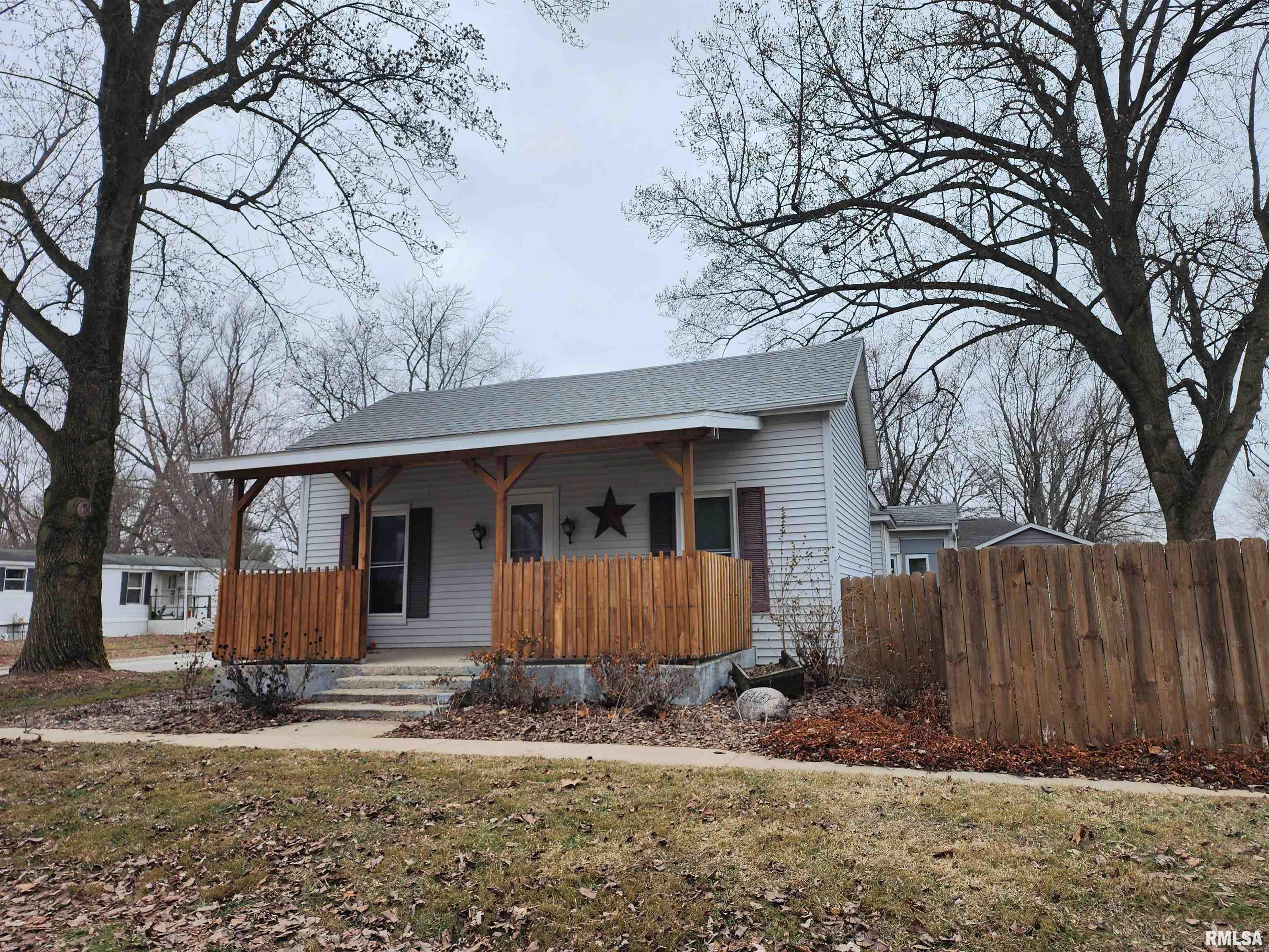 305 Simpson Street Mechanicsburg, IL 62545 - Photo 2 of 33