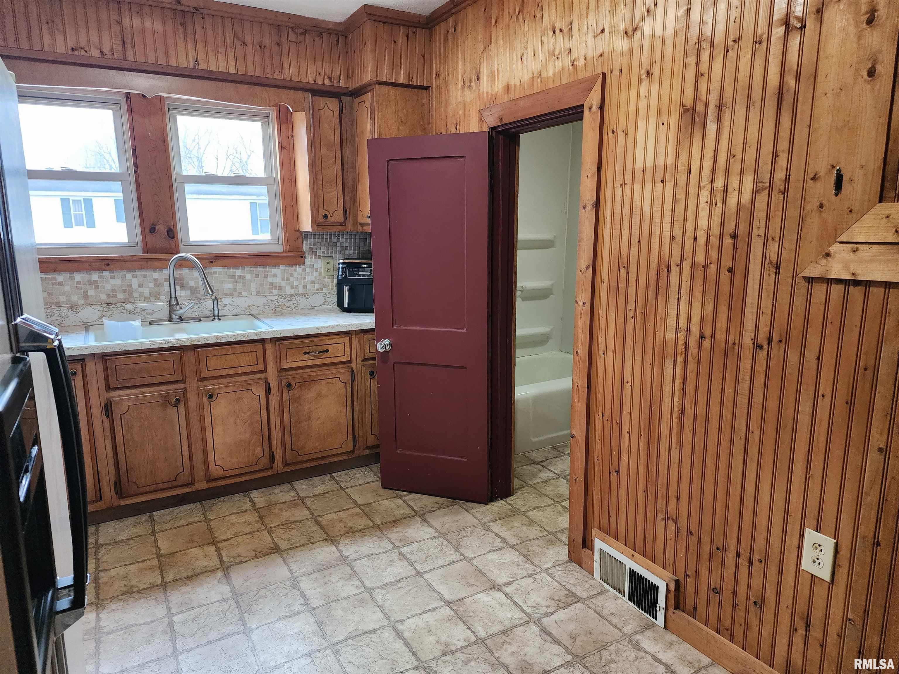 305 Simpson Street Mechanicsburg, IL 62545 - Photo 4 of 26