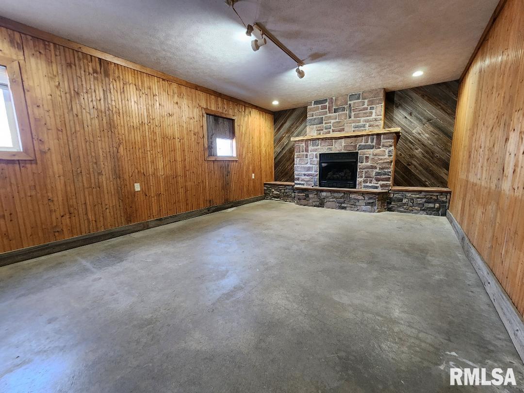 305 Simpson Street Mechanicsburg, IL 62545 - Photo 9 of 33