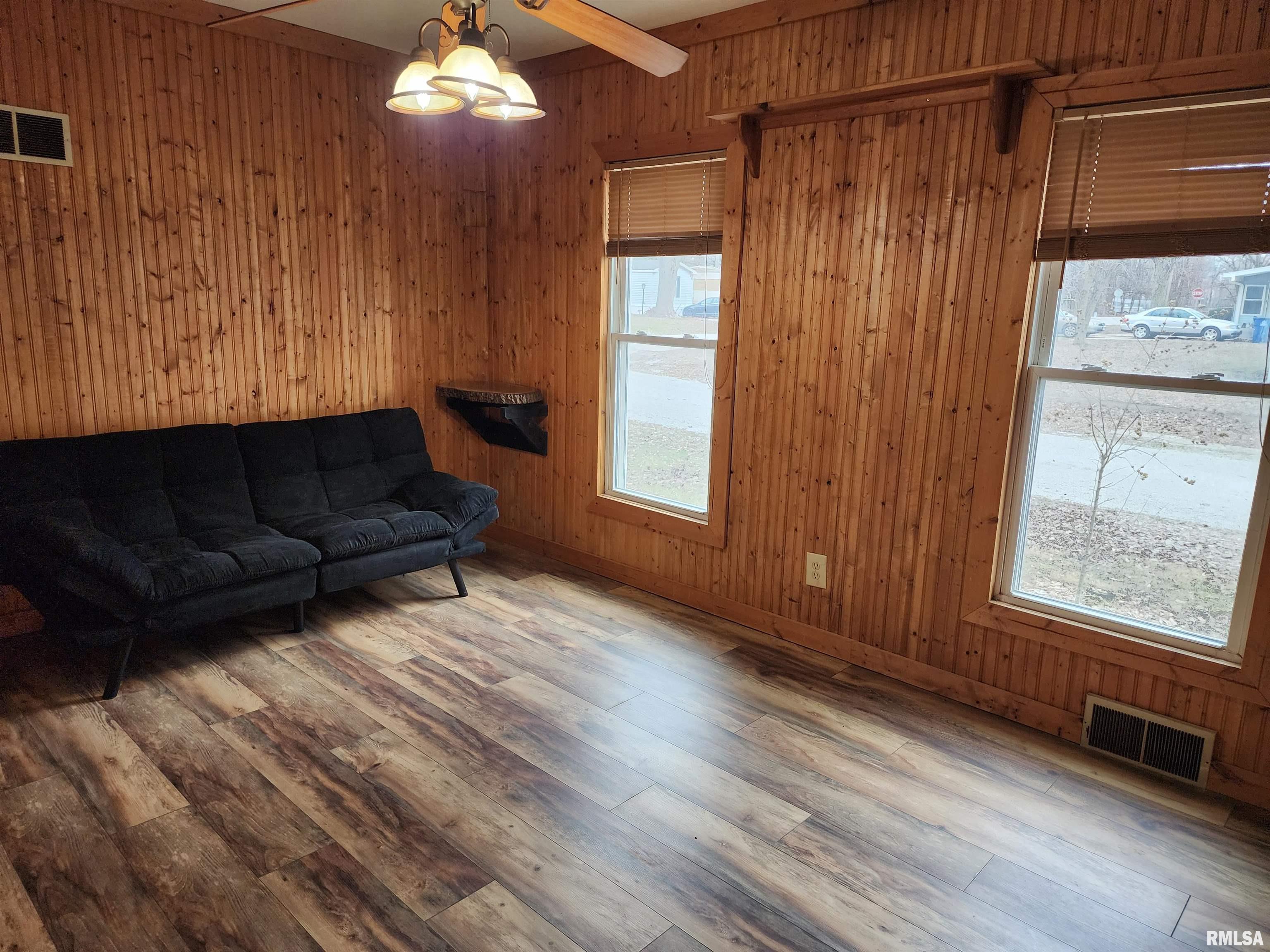 305 Simpson Street Mechanicsburg, IL 62545 - Photo 9 of 26