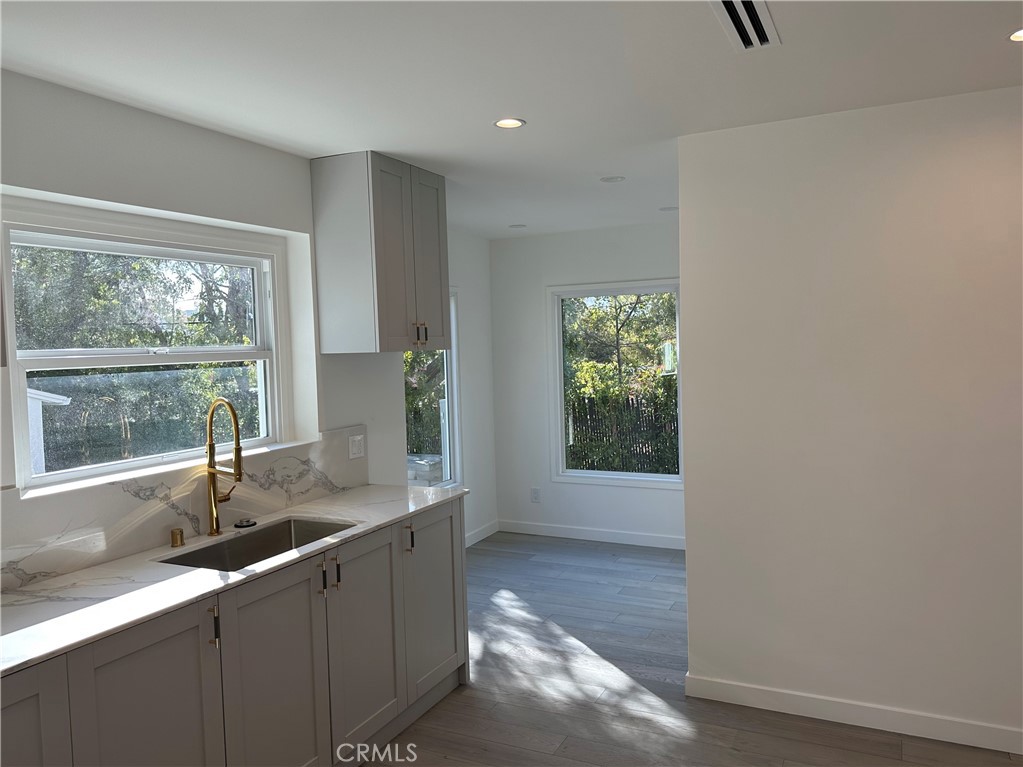338 West Kenneth Road Glendale, CA 91202 - Photo 4 of 18
