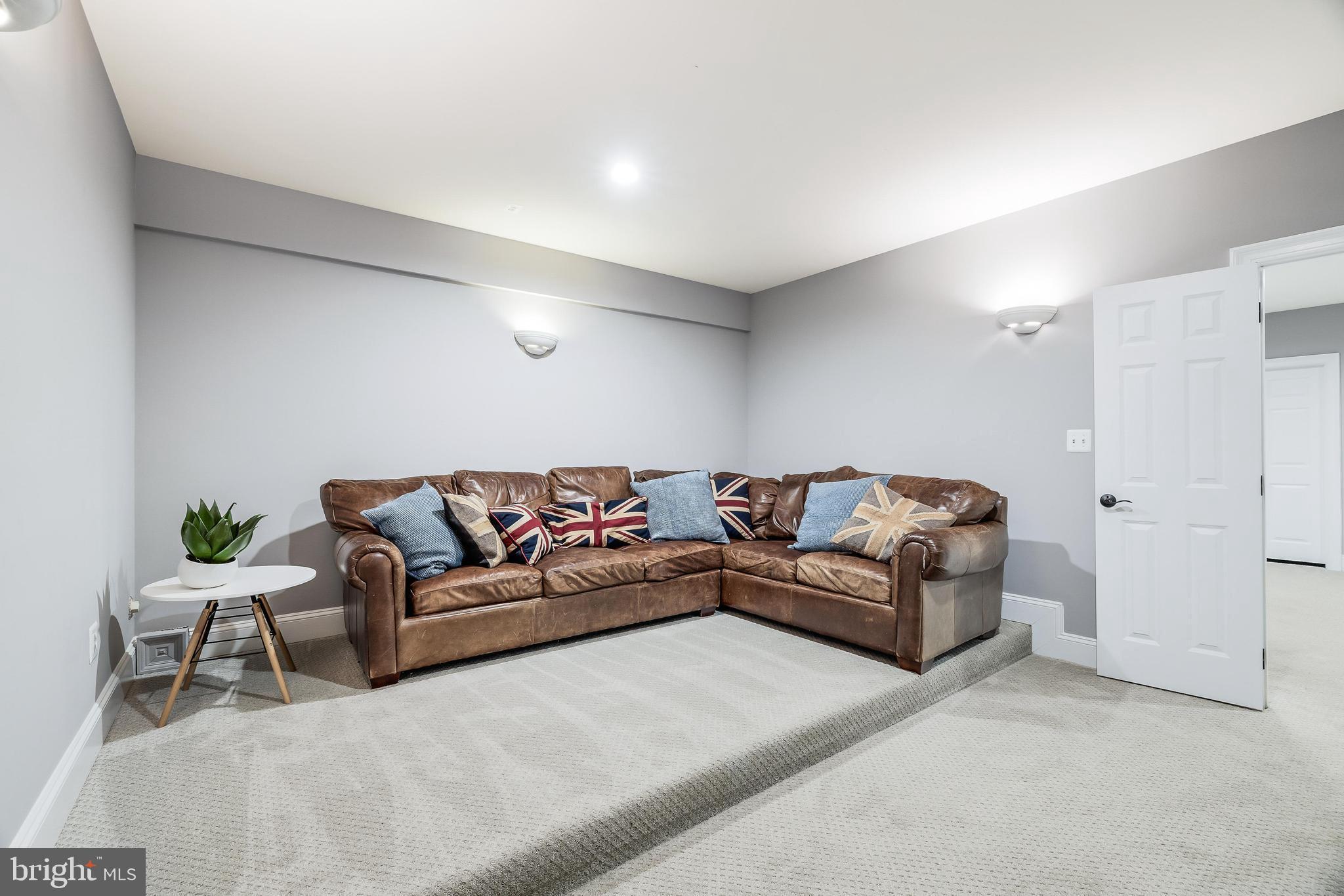 16319 Hunter Place Leesburg, VA 20176 - Photo 44 of 71 a living room with a couch and a couch