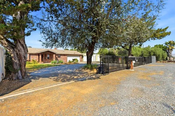 $425,000 | 24053 Road 212, Lindsay, CA 93247