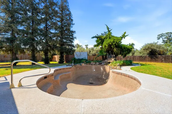 $425,000 | 24053 Road 212, Lindsay, CA 93247