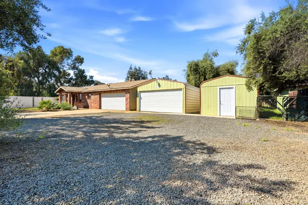$425,000 | 24053 Road 212, Lindsay, CA 93247