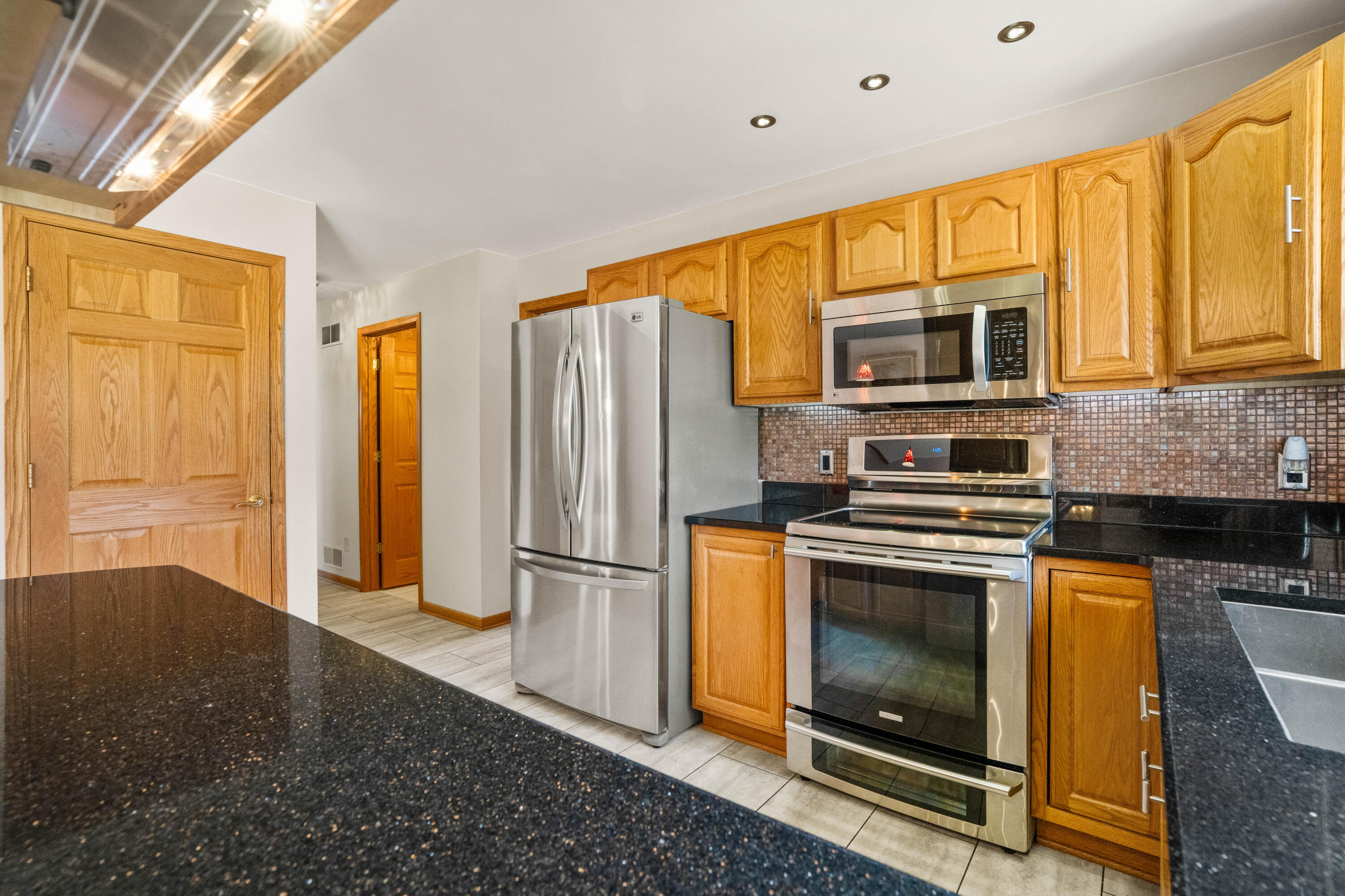 N75W23419 North Ridgeview Circle Sussex, WI 53089 - Photo 11 of 54 Newer Stainless steel Appliances
