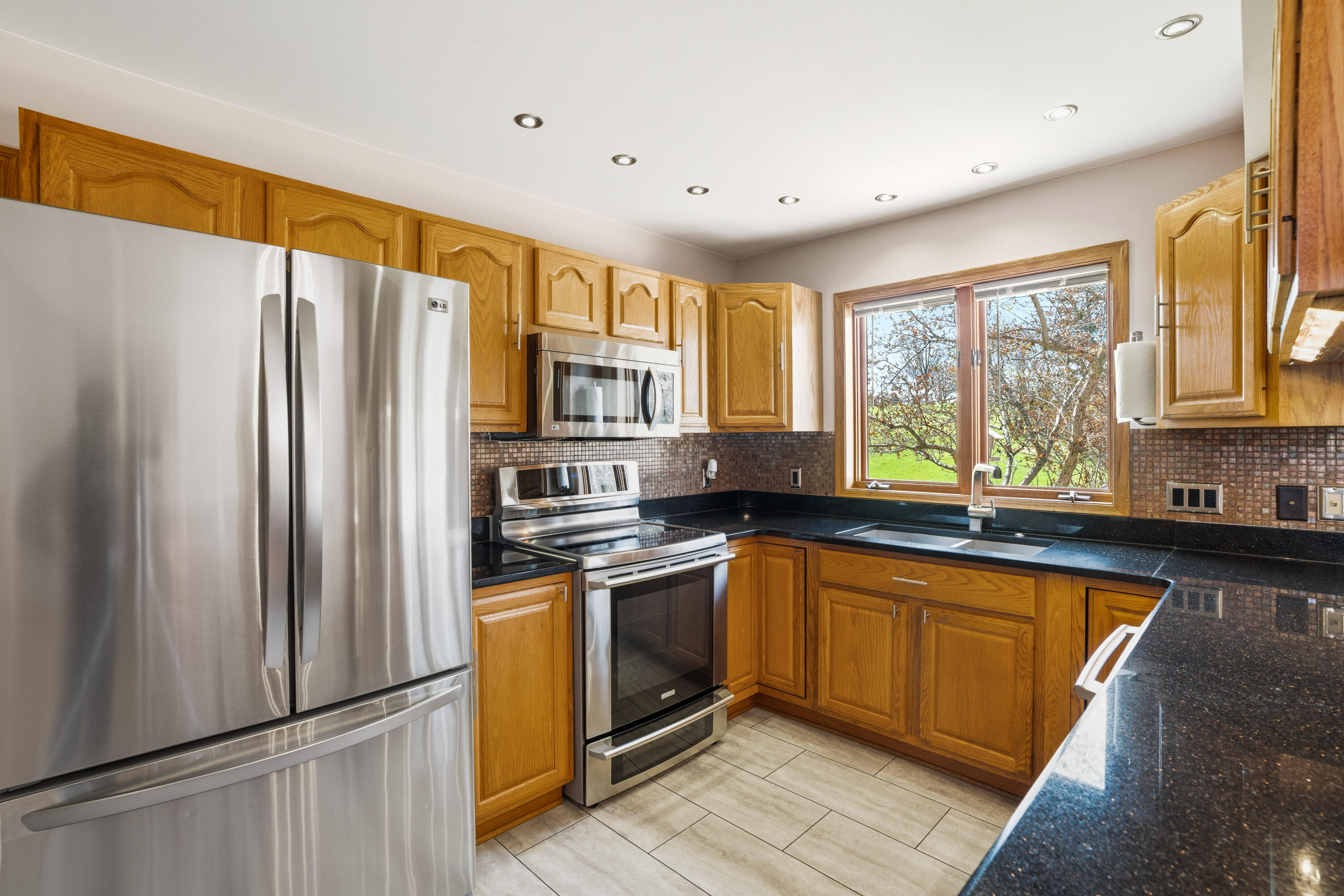 N75W23419 North Ridgeview Circle Sussex, WI 53089 - Photo 12 of 54 Ample Granitecountertop for Preparations