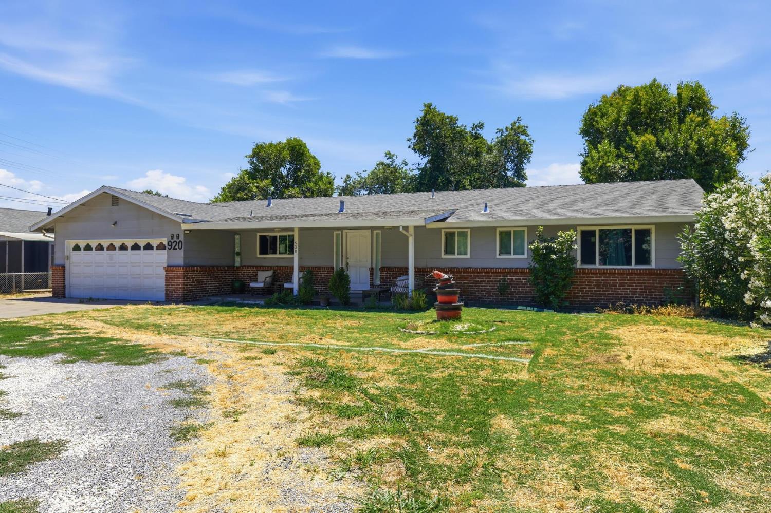 920 Bogue Road Yuba City, CA 95991 - Photo 26 of 26 Front of house, circular gravel driveway