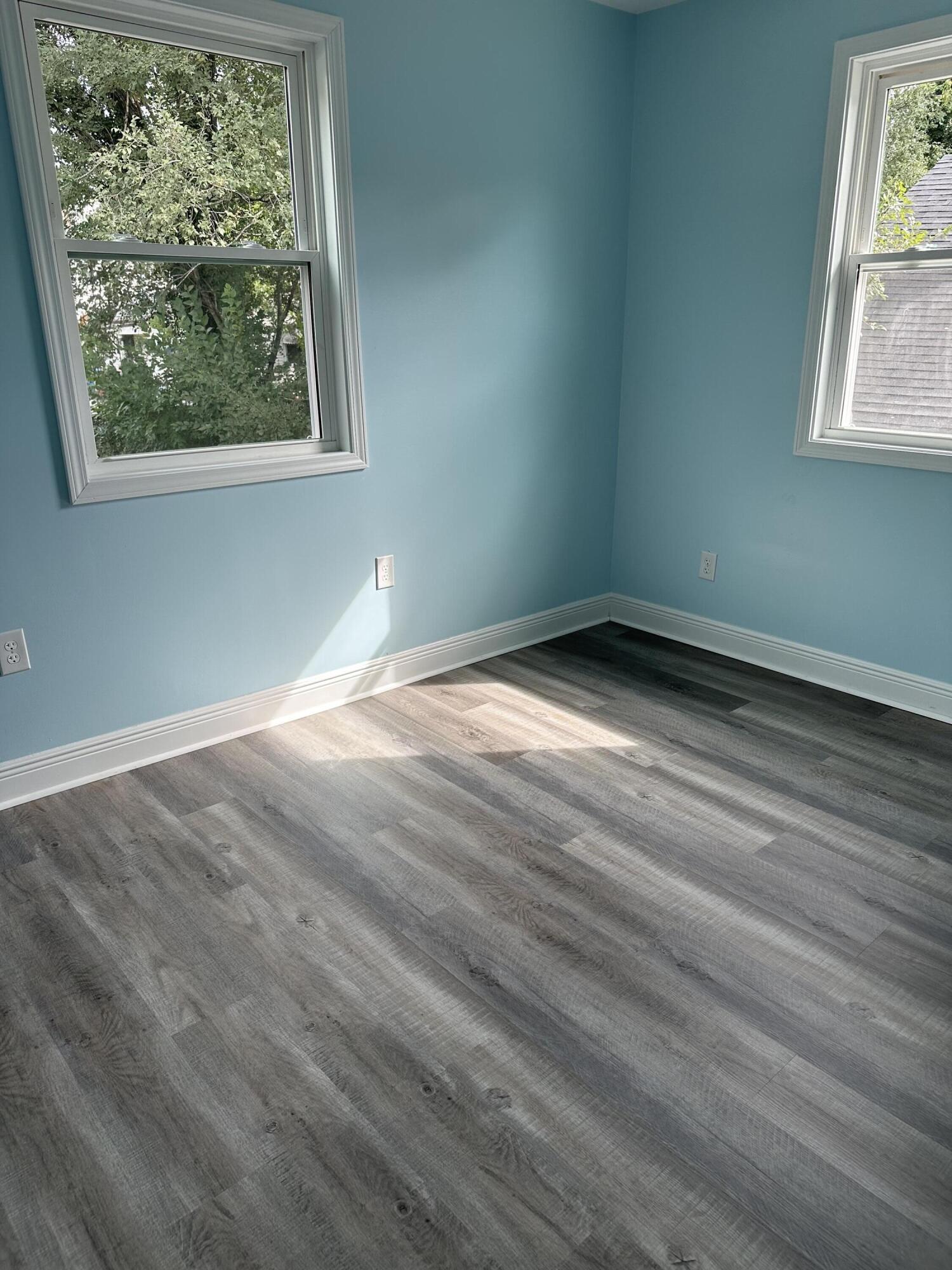 707 Rutherford Avenue Northwest Roanoke, VA 24016 - Photo 20 of 22 an empty room with wooden floor and windows