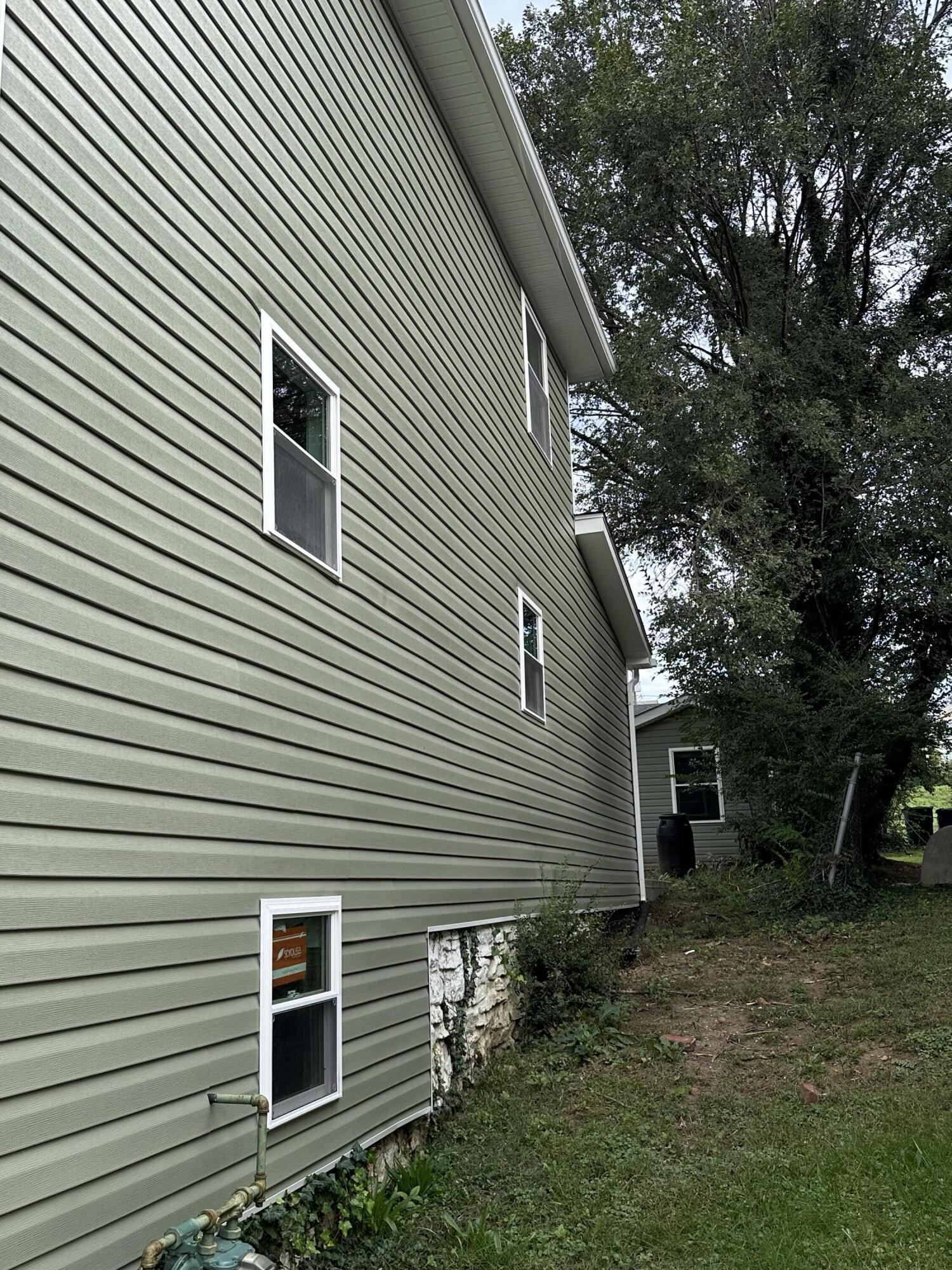 707 Rutherford Avenue Northwest Roanoke, VA 24016 - Photo 2 of 22 a view of backyard with a small cabin