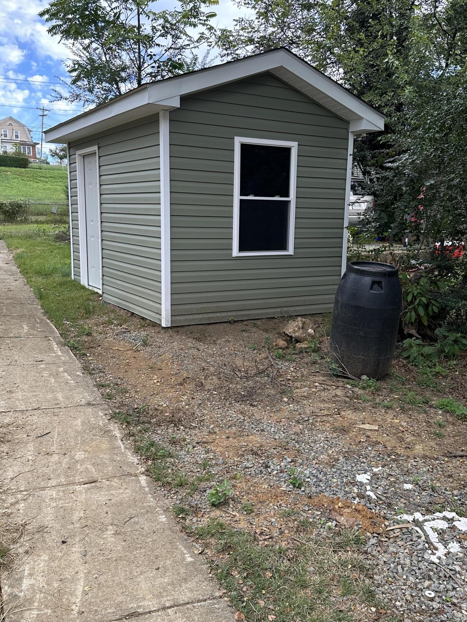 707 Rutherford Avenue Northwest Roanoke, VA 24016 - Photo 4 of 22 a backyard of a house with lots of green space