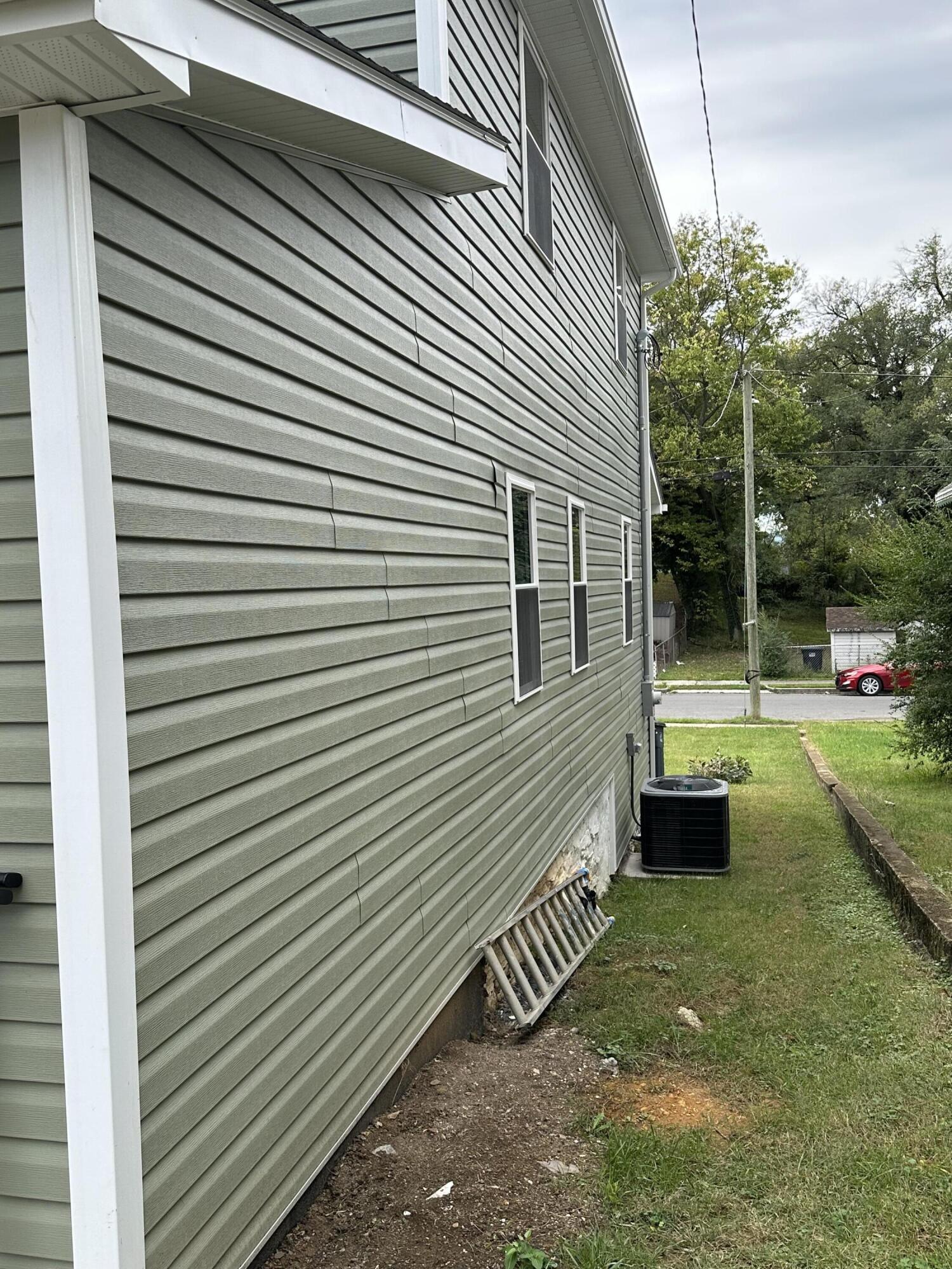 707 Rutherford Avenue Northwest Roanoke, VA 24016 - Photo 6 of 22 a view of a backyard with sitting area