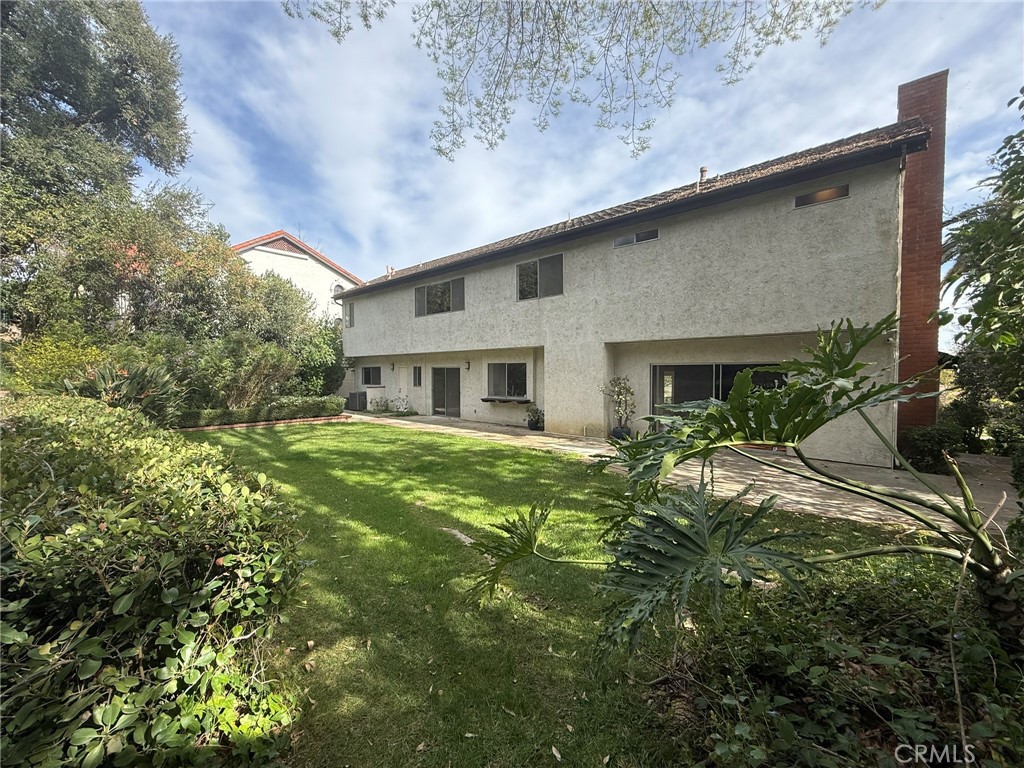 1727 Euston Road San Marino, CA 91108 - Photo 35 of 36 a house view with a garden space