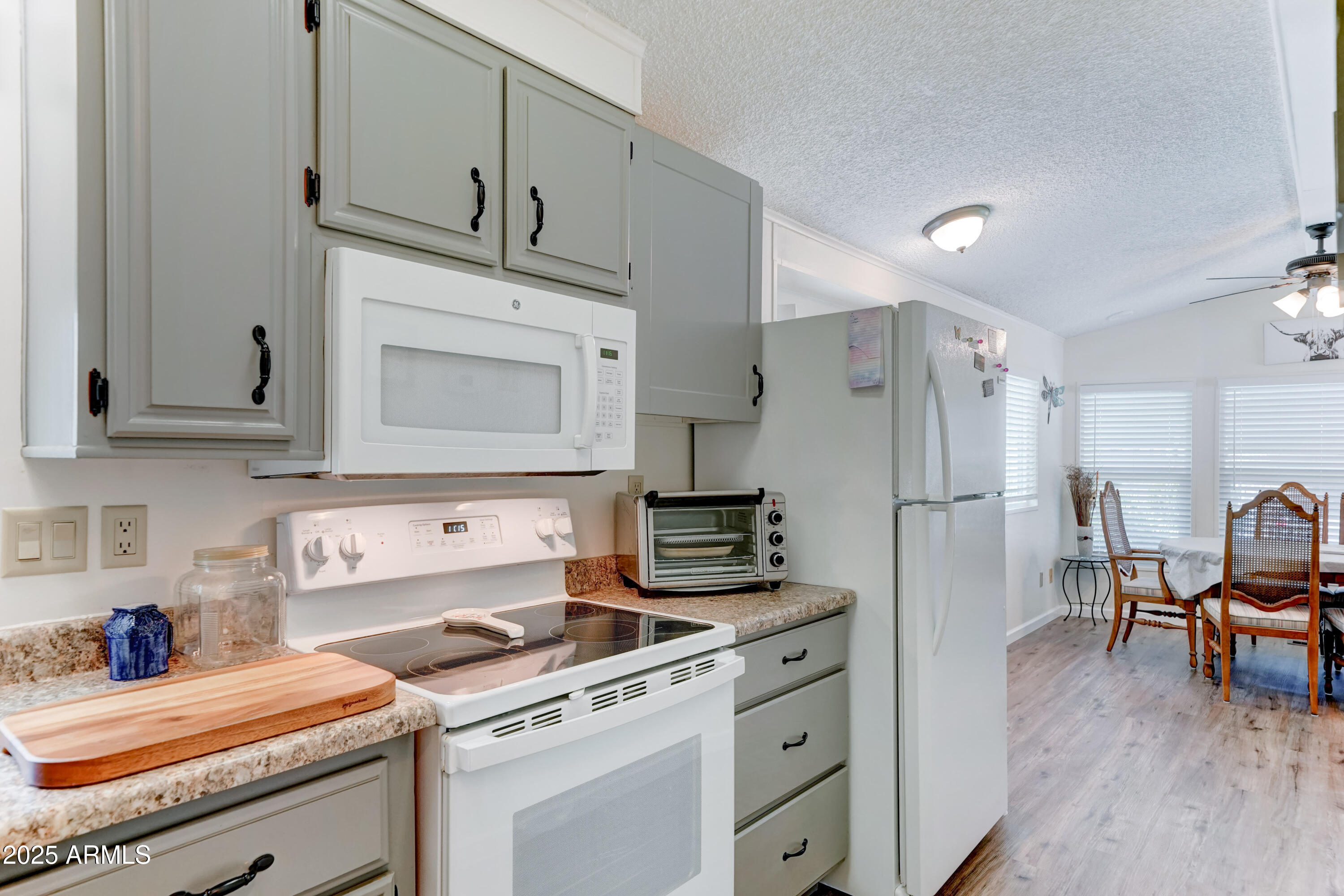 111 South Greenfield Road, Unit 400 Mesa, AZ 85206 - Photo 11 of 32 Kitchen into dining room