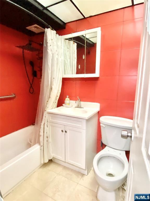 1111 River Road, Unit H21 Edgewater, NJ 07020 - Photo 8 of 8 a bathroom with a sink a toilet and bathtub