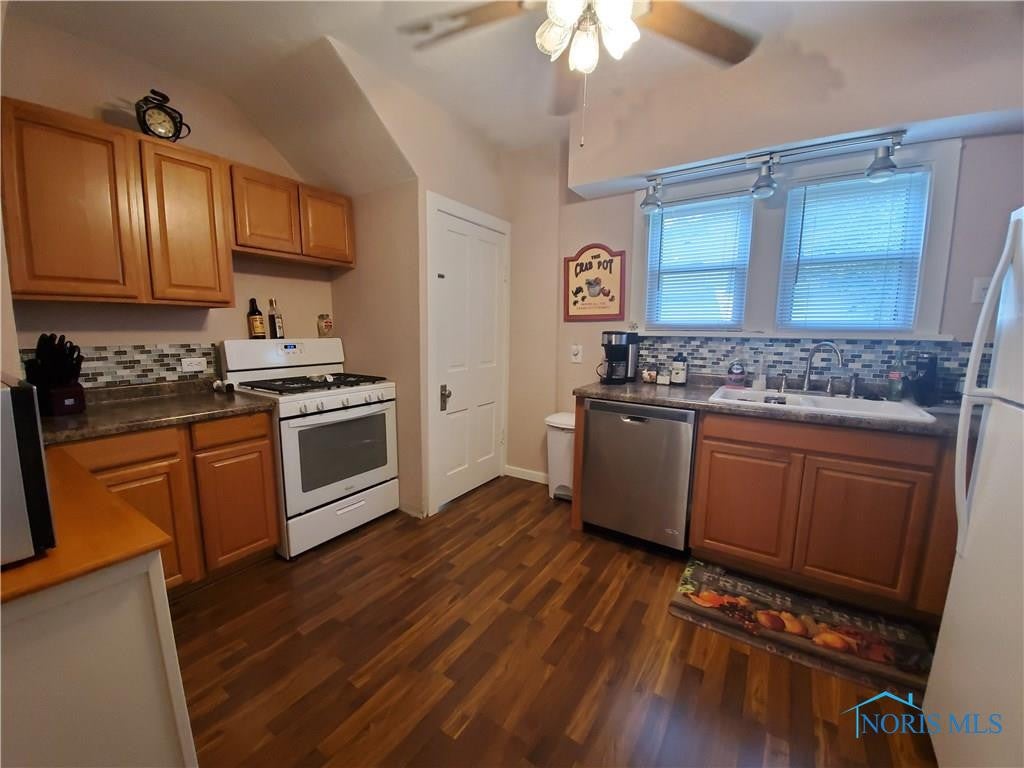 2115 Maginnis Road Oregon, OH 43616 - Photo 5 of 12 Gallery Image 5