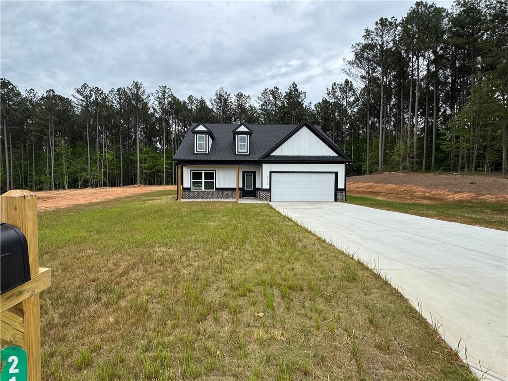 2113 North Hicks Road Toccoa, GA 30577 - Photo 2 of 28 a front view of a house with garden