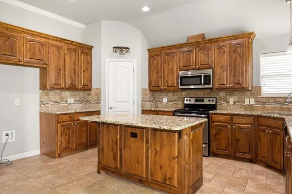 $2,300 | 107 Donna Circle, Granbury, TX 76049