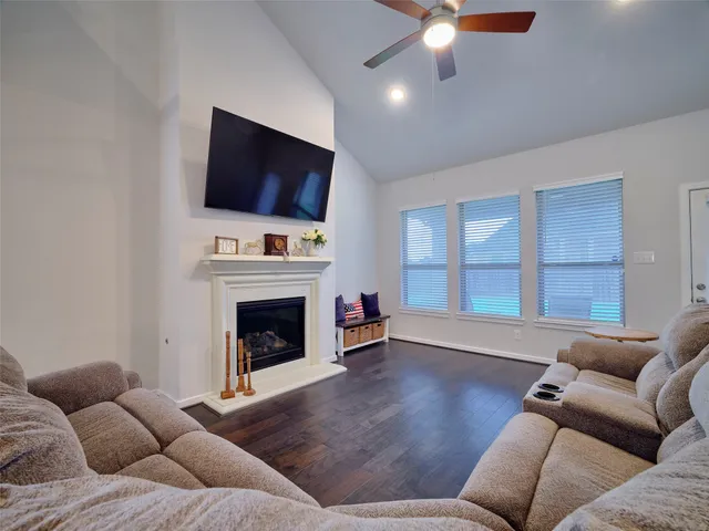 $400,000 | 400 Beken Cove Lane, La Porte, TX 77571