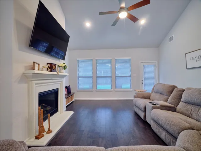 $400,000 | 400 Beken Cove Lane, La Porte, TX 77571