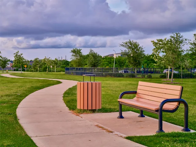 $400,000 | 400 Beken Cove Lane, La Porte, TX 77571