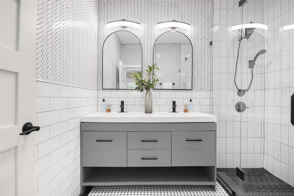 813 Elsbeth Street Dallas, TX 75208 - Photo 1 of 35 Beautifully Updated Primary Bath