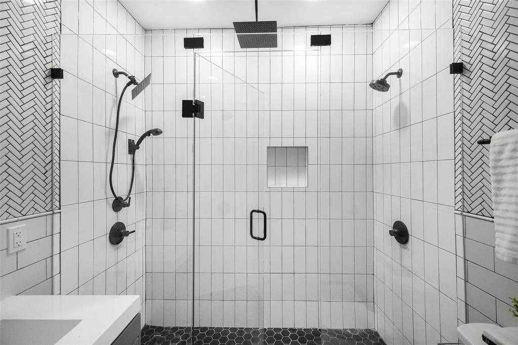 813 Elsbeth Street Dallas, TX 75208 - Photo 25 of 35 Spa-Like Shower