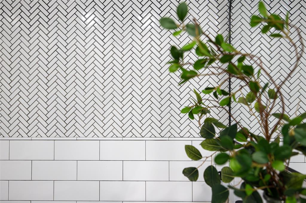 813 Elsbeth Street Dallas, TX 75208 - Photo 26 of 35 Tile Detail