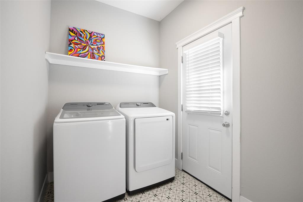 813 Elsbeth Street Dallas, TX 75208 - Photo 31 of 35 Full Size Laundry Area