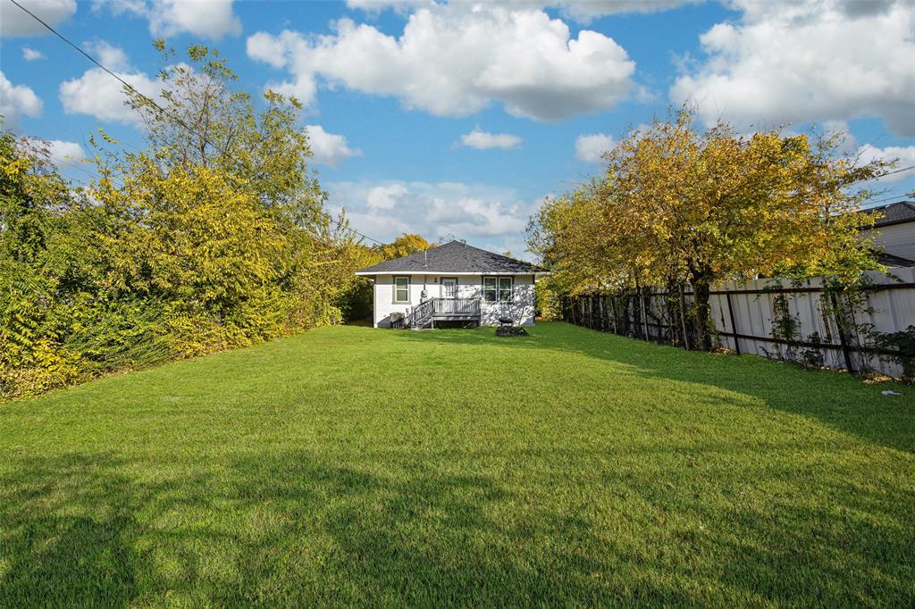813 Elsbeth Street Dallas, TX 75208 - Photo 33 of 35 Large Grassy Backyard