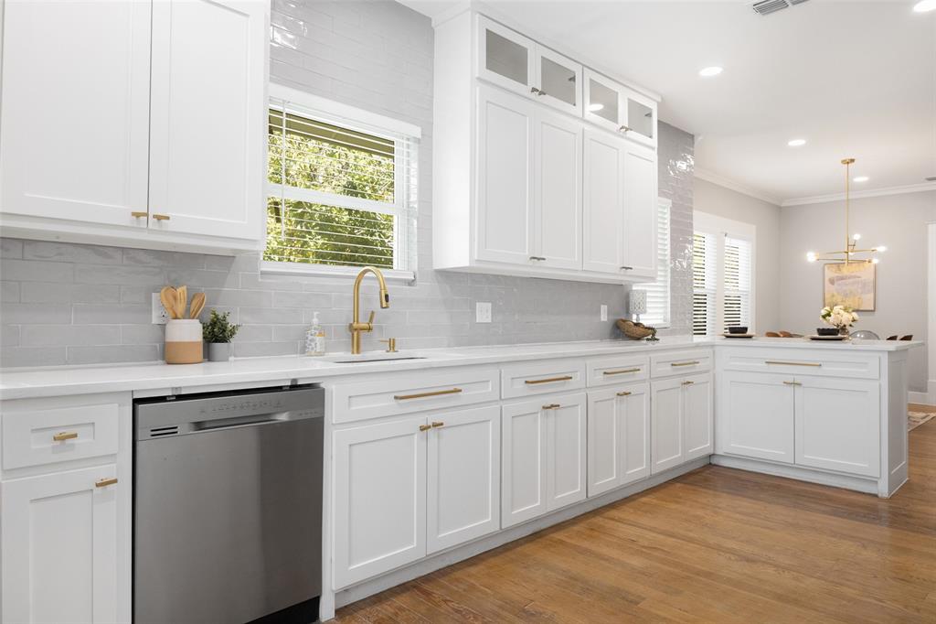 813 Elsbeth Street Dallas, TX 75208 - Photo 7 of 35 Gorgeous Kitchen Updates