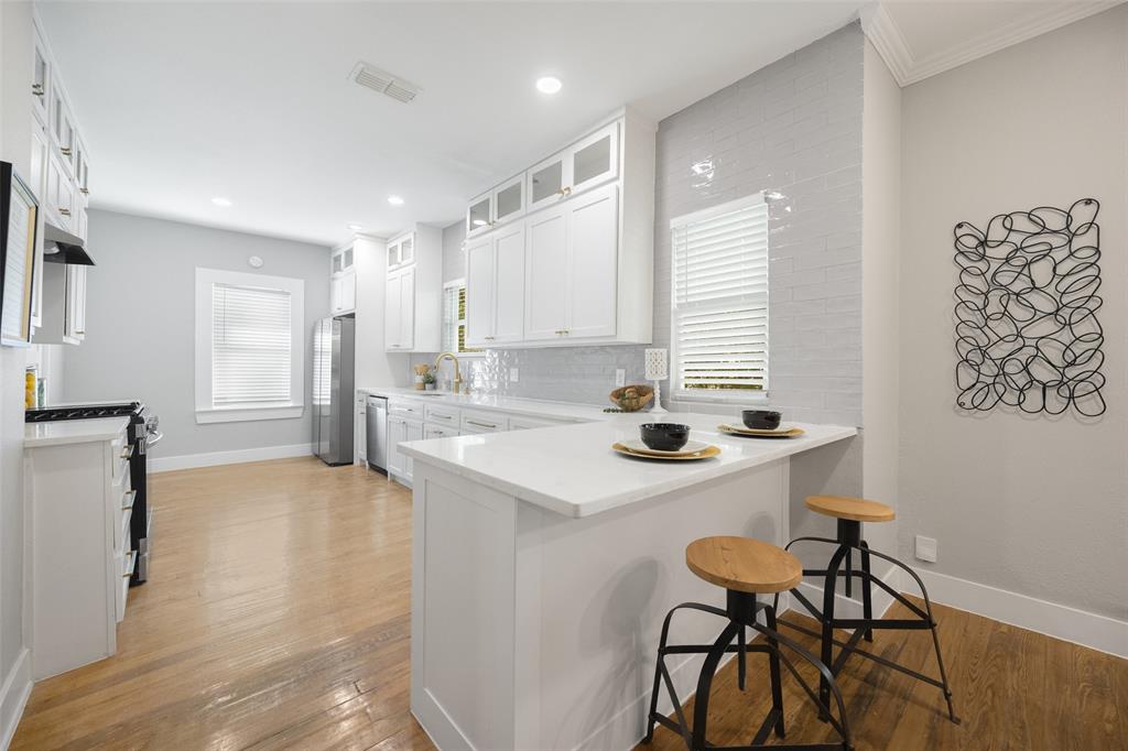 813 Elsbeth Street Dallas, TX 75208 - Photo 8 of 35