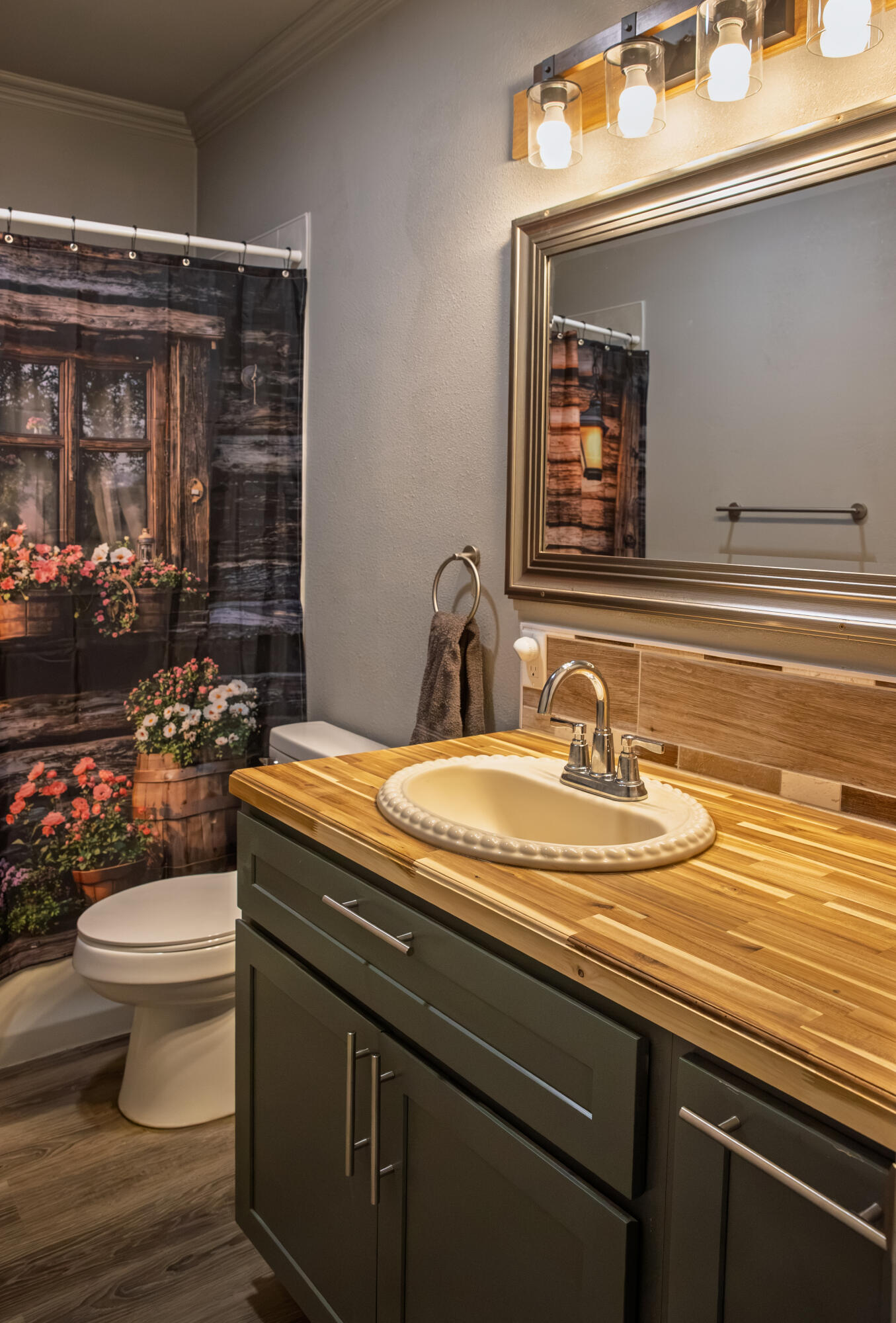 8233 County Road 6440 Lubbock, TX 79416 - Photo 16 of 25 bathroom
