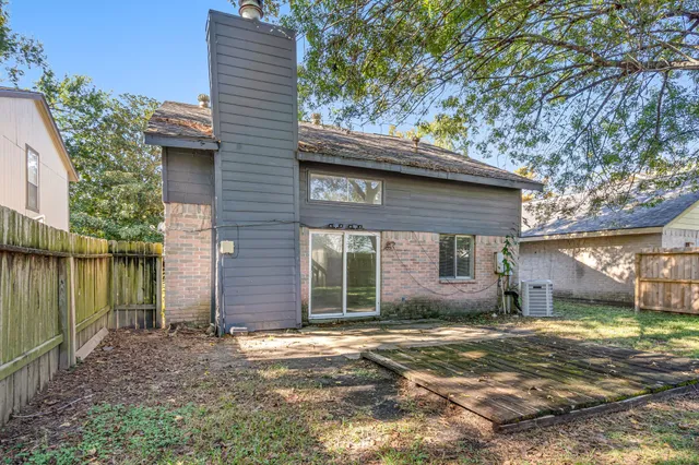 a view of a back yard of the house