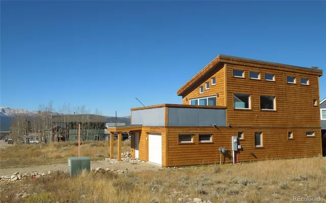 a view of a house with a backyard