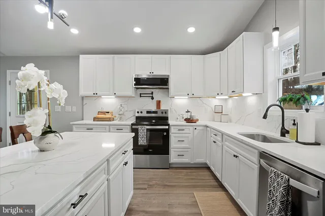 a view of a workspace with furniture