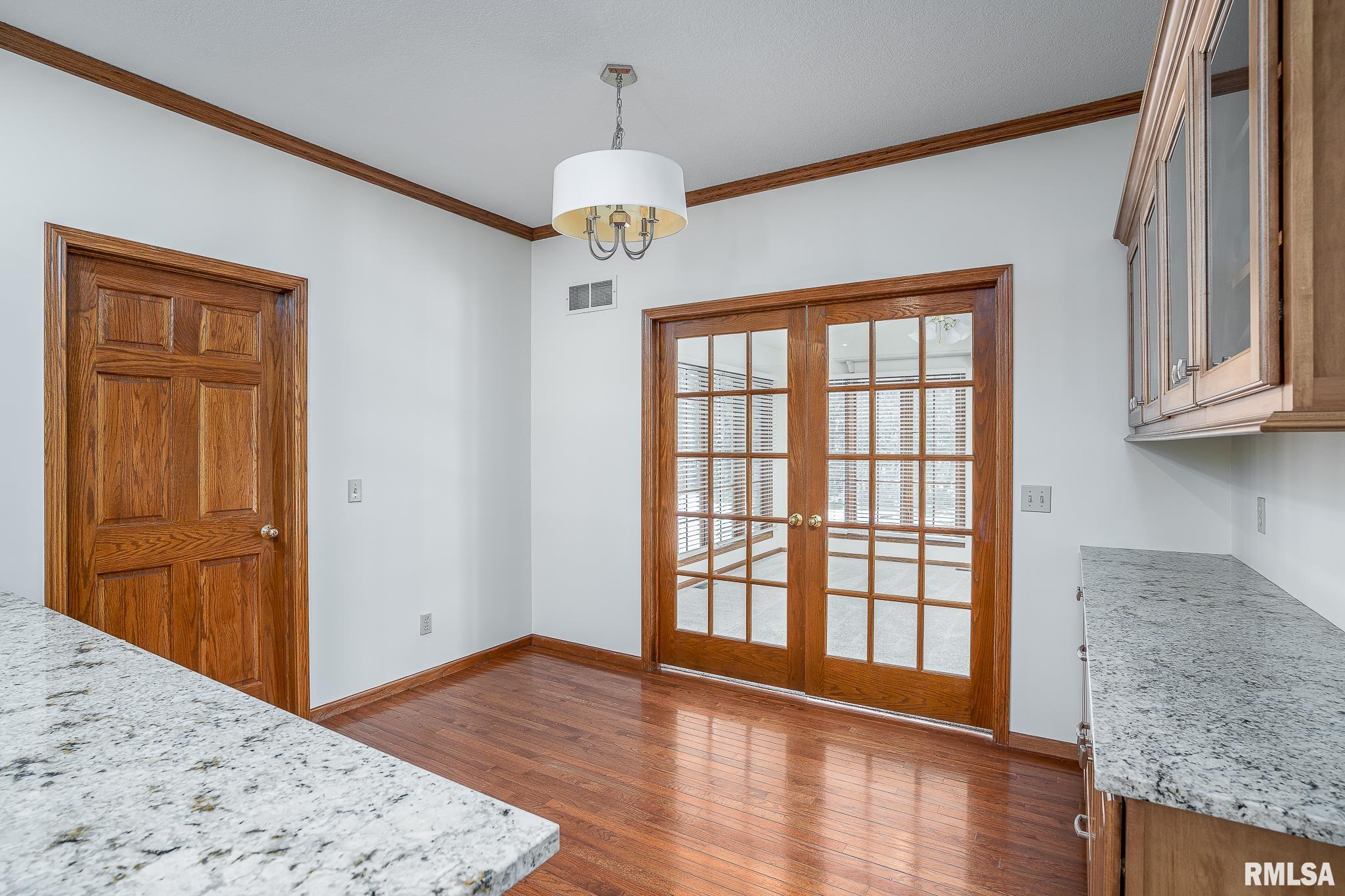 6650 James Road Bettendorf, IA 52722 - Photo 8 of 32 Gallery Image 8