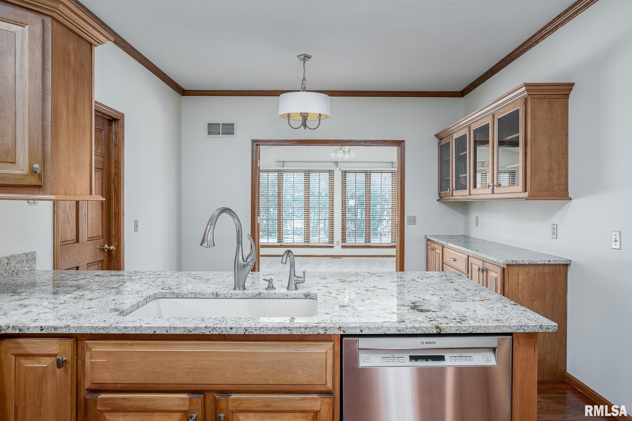 6650 James Road Bettendorf, IA 52722 - Photo 9 of 32 Gallery Image 9